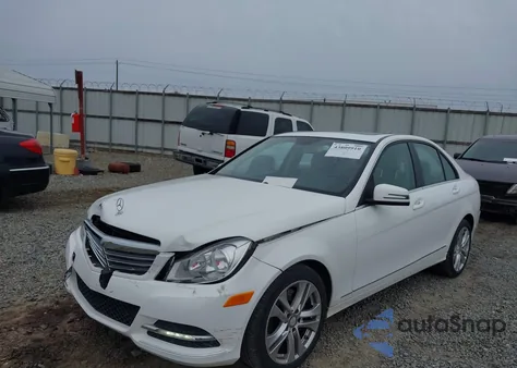 2013 Mercedes-Benz C 300 Luxury 4Matic z USA, uszkodzony, nr VIN WDDGF8AB7DR255327